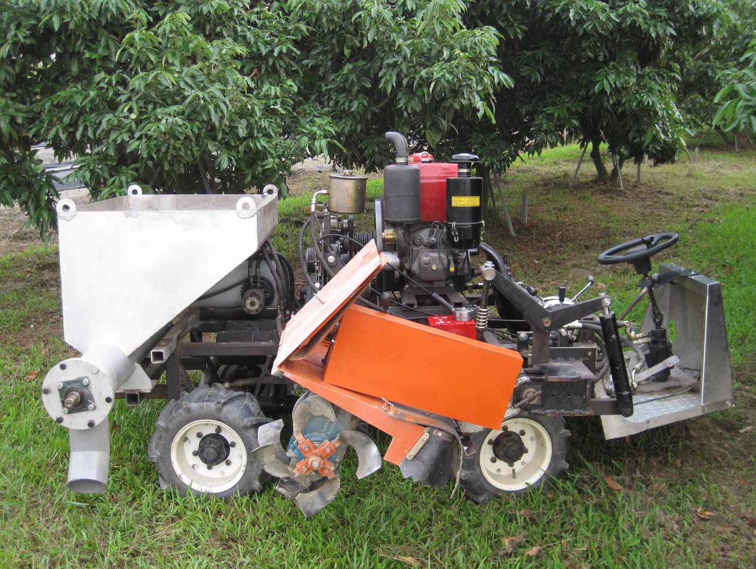 Riding Type Orchard Ditching and Fertilizing Machine