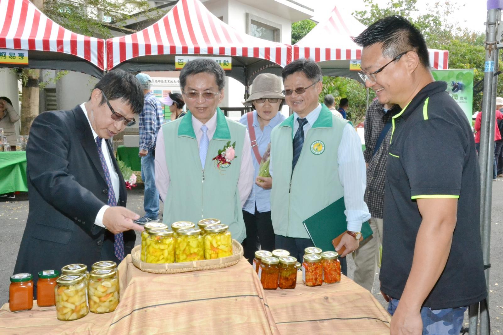王仕賢處長聽取第四屆百大青農說明木瓜加工產品
