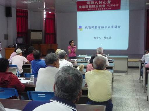 農糧署王惠瑩課員（立者）回答農民有關休耕轉作問題