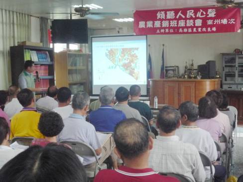 林副研究員（左立者）講解合理化施肥的重要性