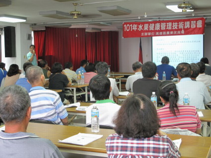 農糧署南區分署屏東辦事處林龍麒課員會中說明安全蔬果輔導與抽測案例