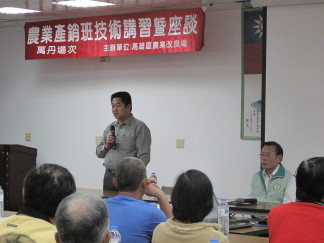 張枝烈總幹事向農民說明輔導紅豆產業策略