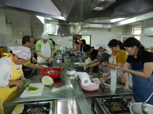 學員分工合作調理高纖輕食，默契良好。