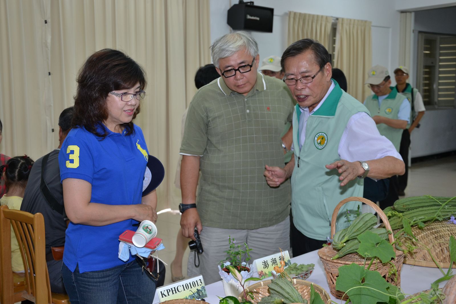 黃場長親自為現場來賓解說高雄場南瓜及絲瓜新品種的特色