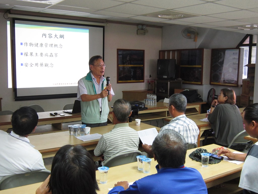 黃場長向農民講解檬果健康管理要領