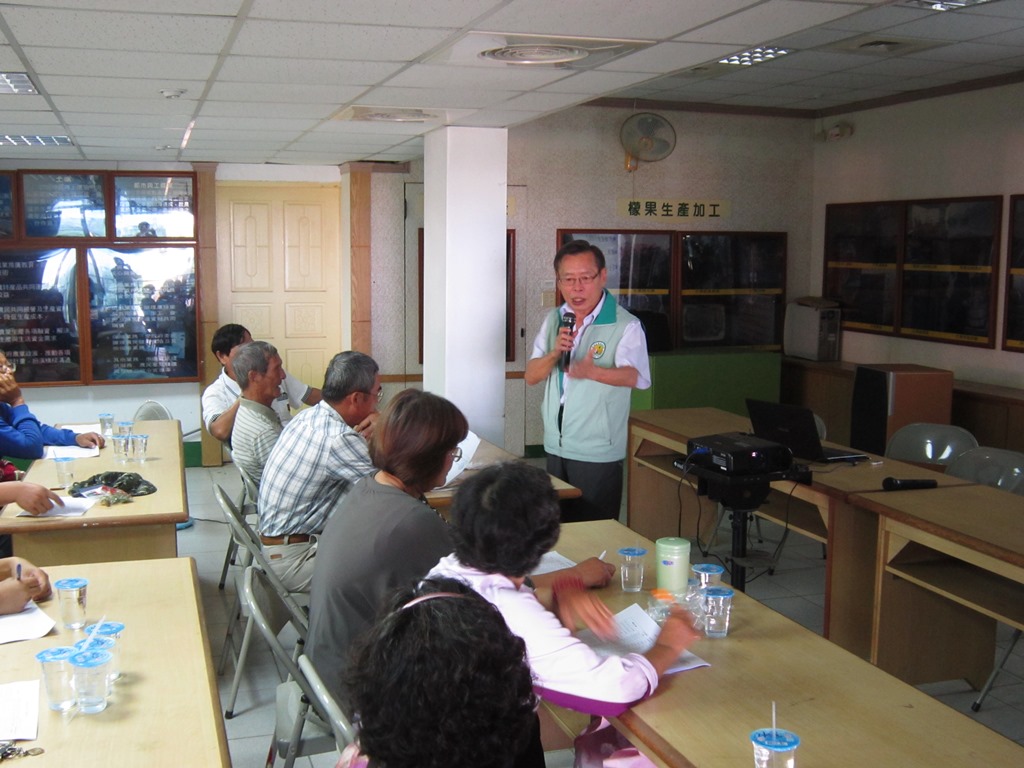 農民專心聆聽黃場長授課