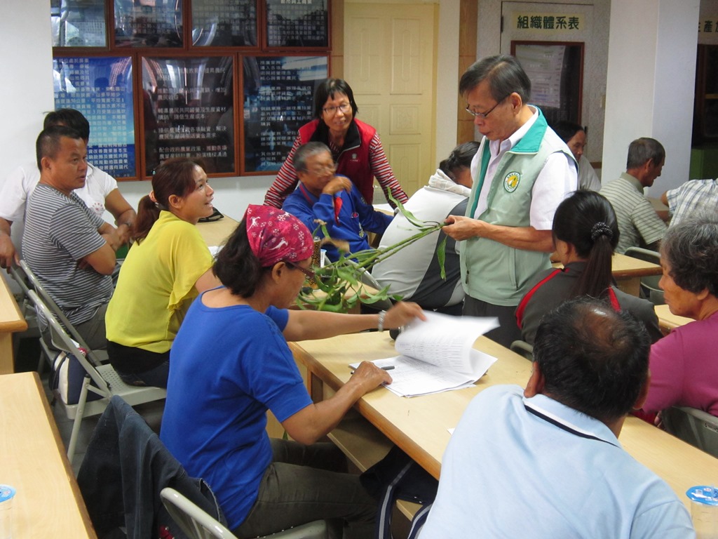 黃場長替農民診斷檬果病害