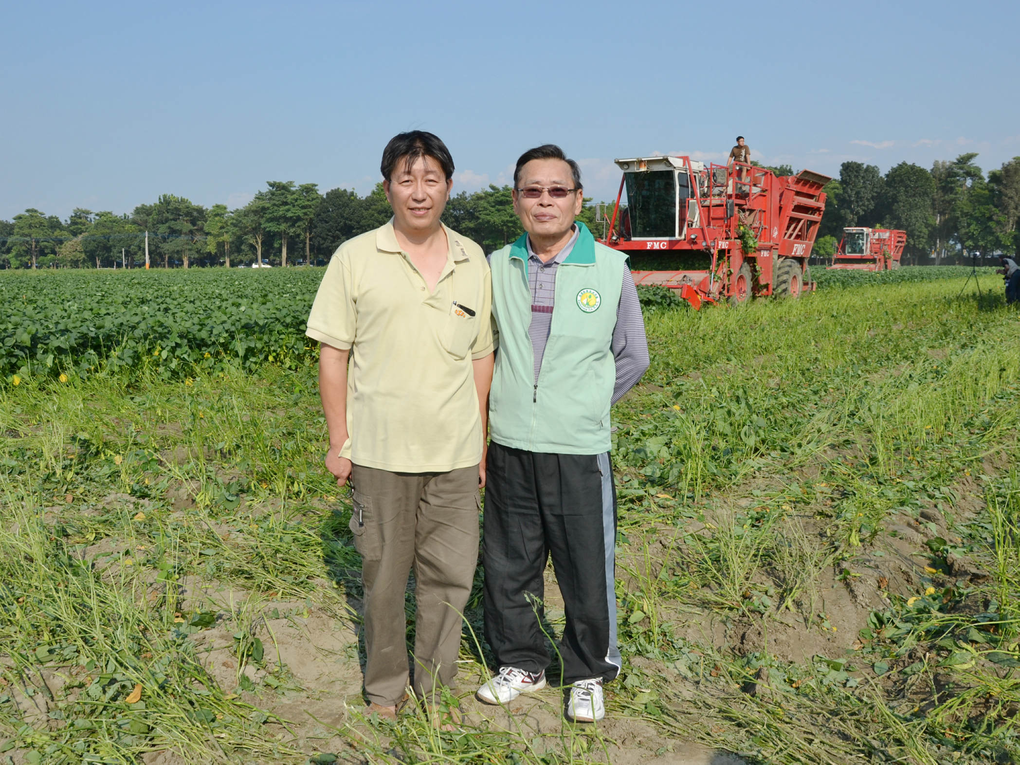 黃場長與「毛豆先生」周國隆副研究員前往了解高雄9號毛豆產量