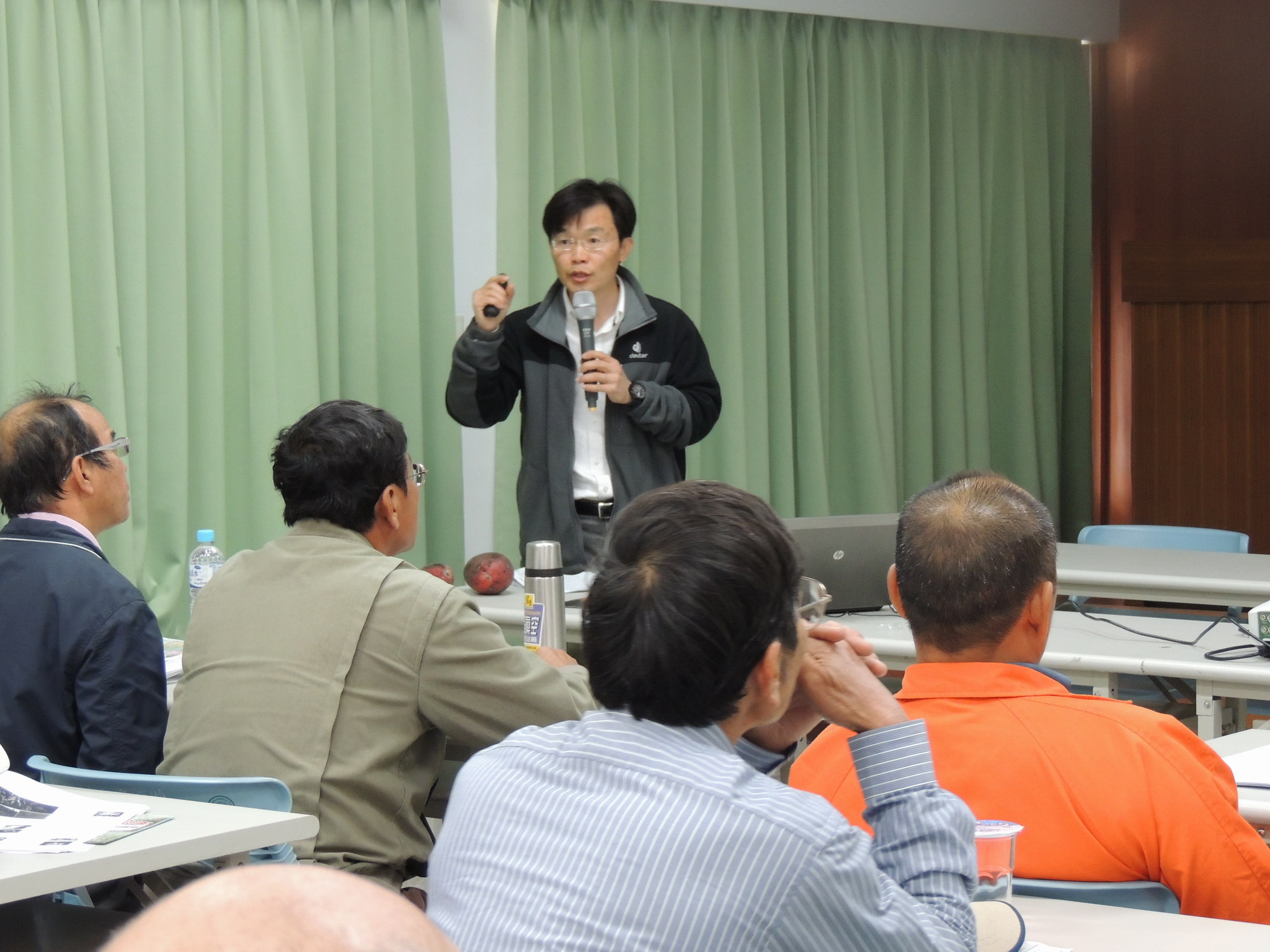 曾敏南助理研究員講解芒果健康管理技術