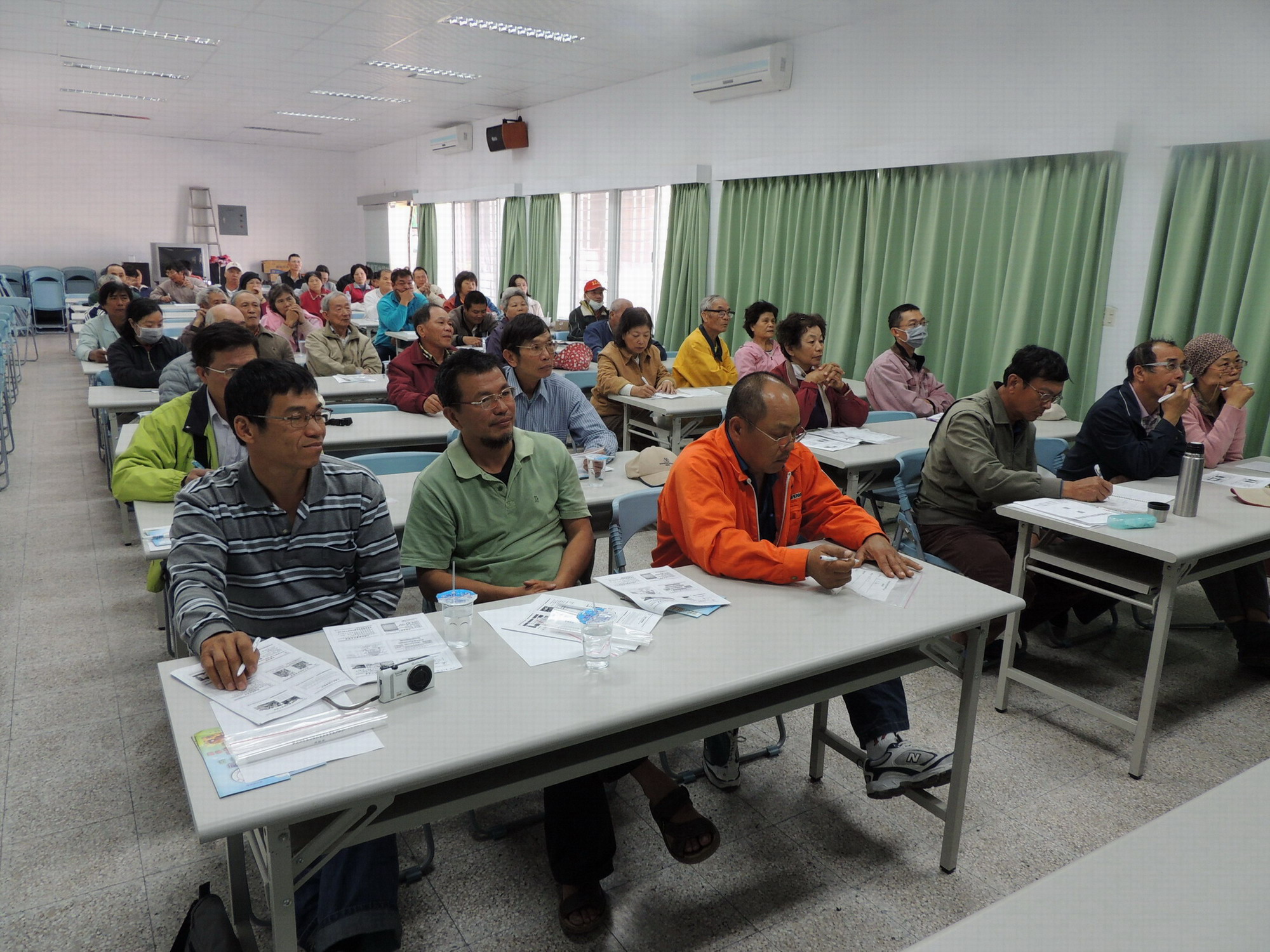 農友踴躍出席專注聆聽