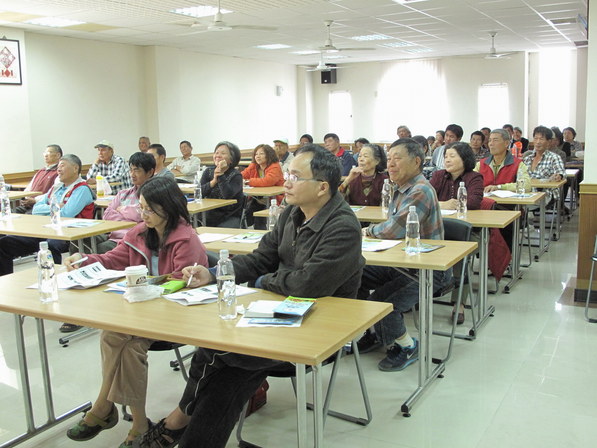 農民聽講興致高 農民聽講興致高