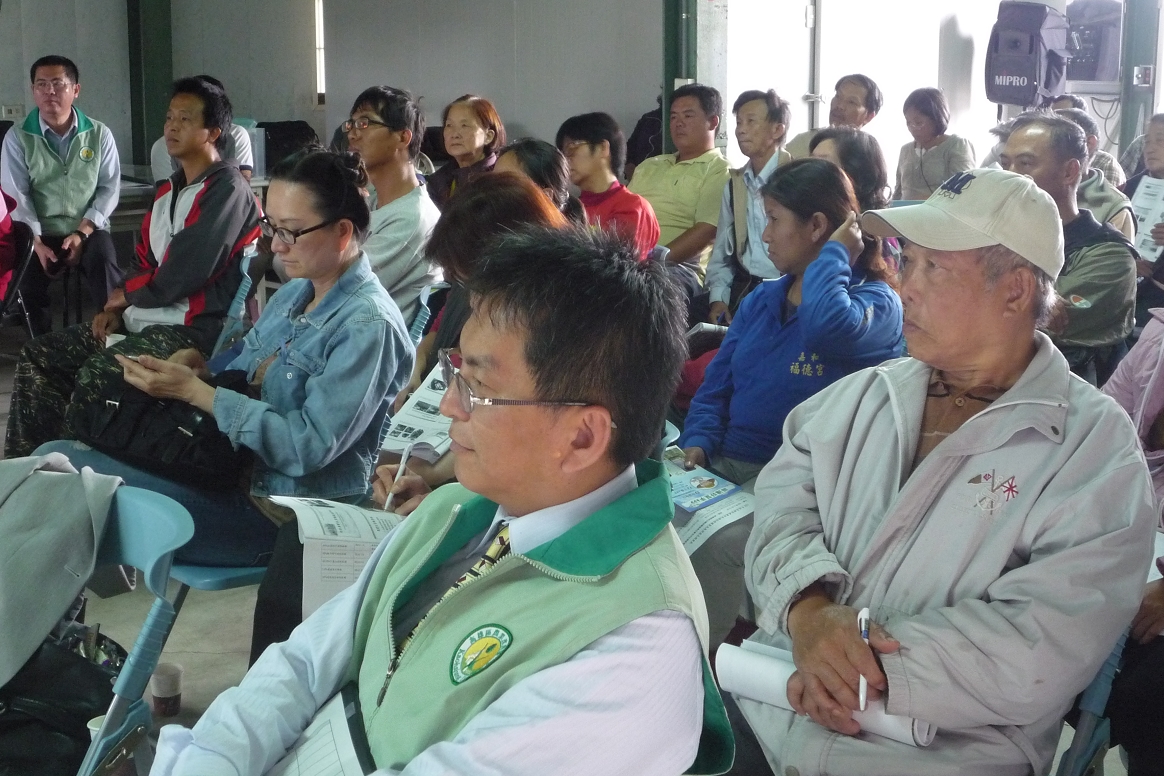 參加農友認真學習芒果栽培管理技術。