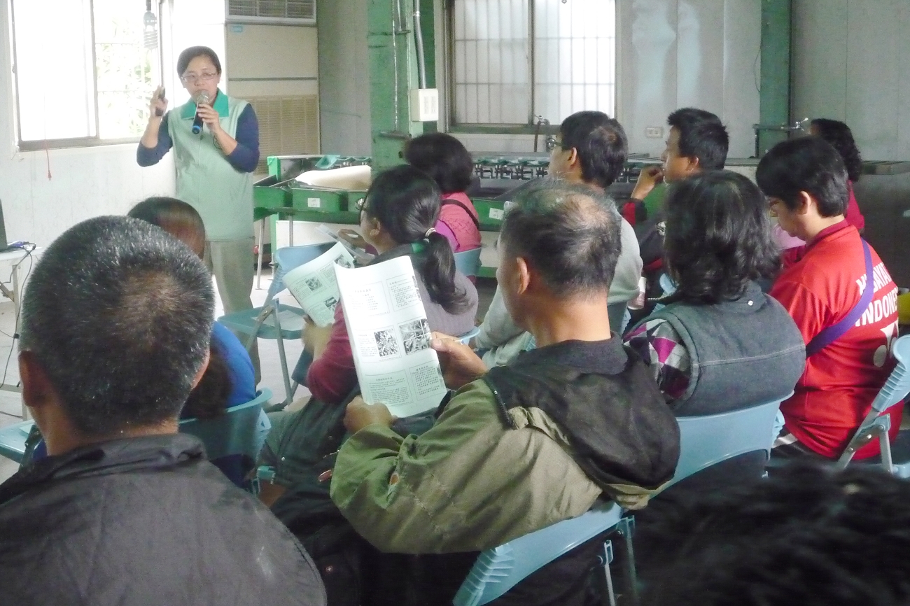 陳明吟助理研究員講解芒果健康管理病蟲害防治課程