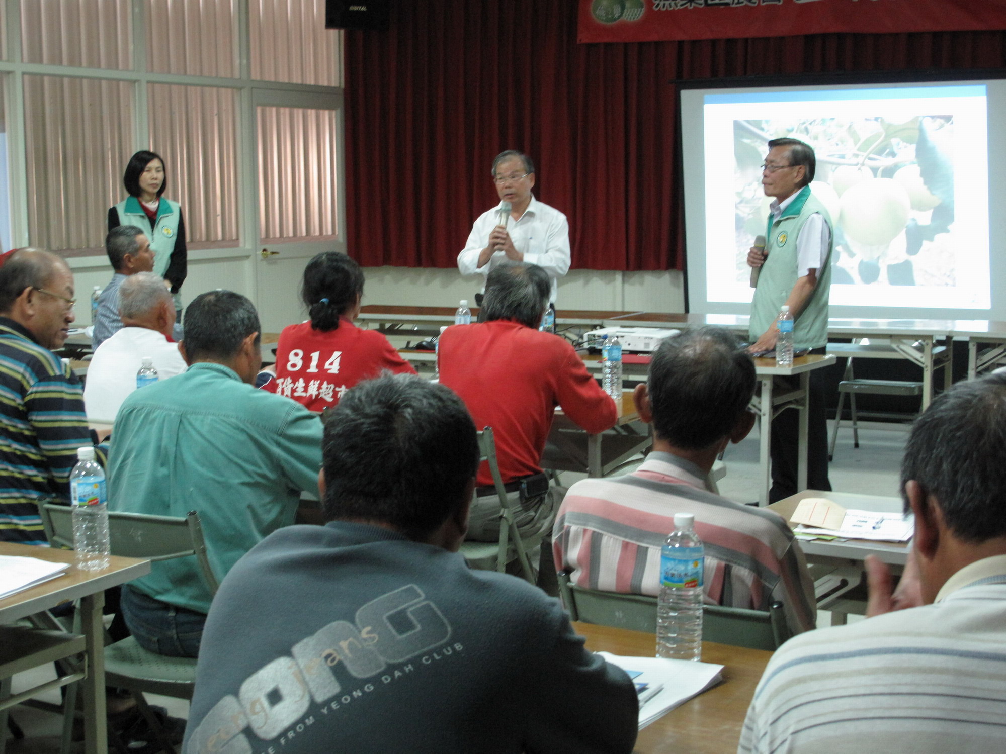 農糧署南區分署孫清義主任向農友說明吉園圃安全標章執行現況