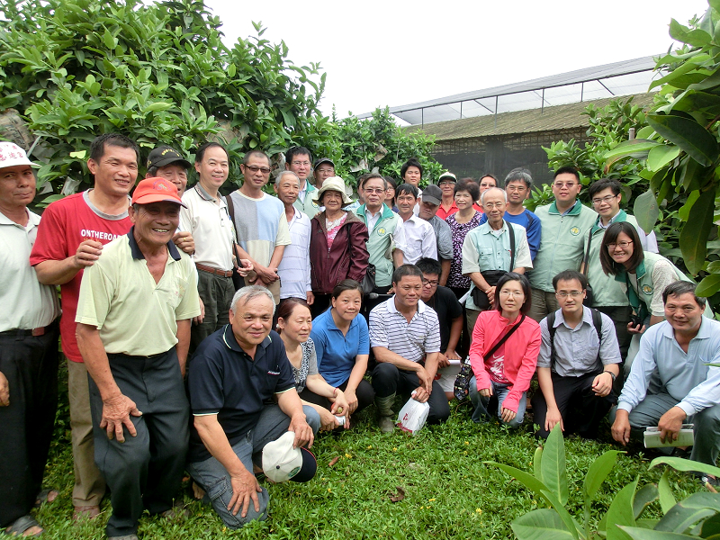 參加觀摩會農友與高雄場研究團隊於吳辛水農友果園合影