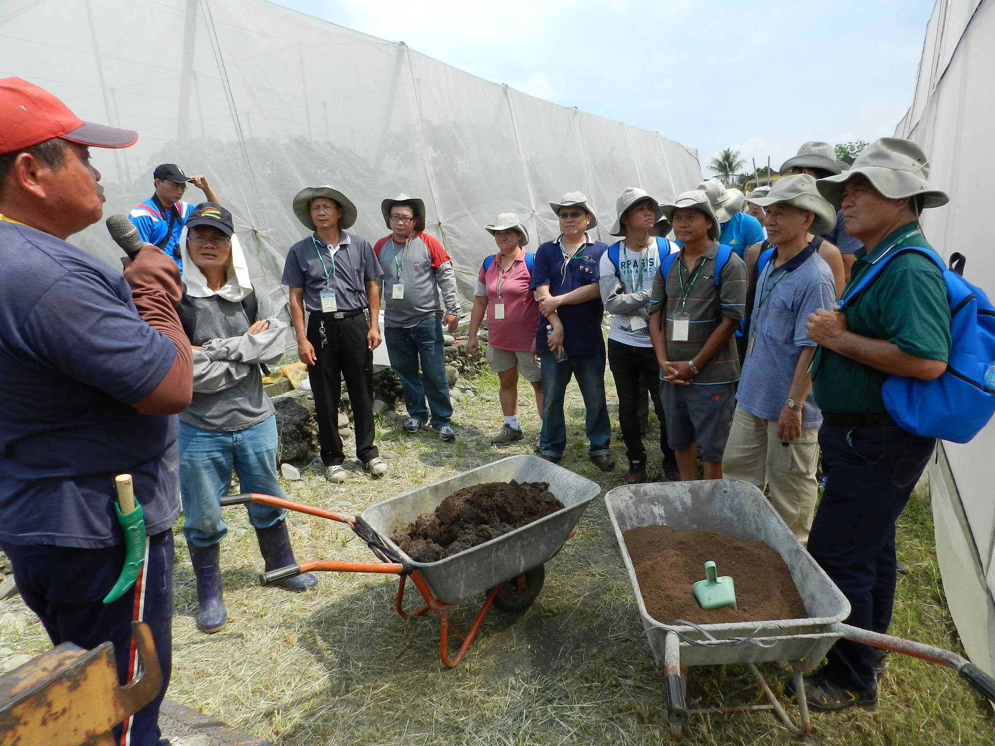 高樹楊乾徳班長於實作前講授植穴施肥及接菌要領