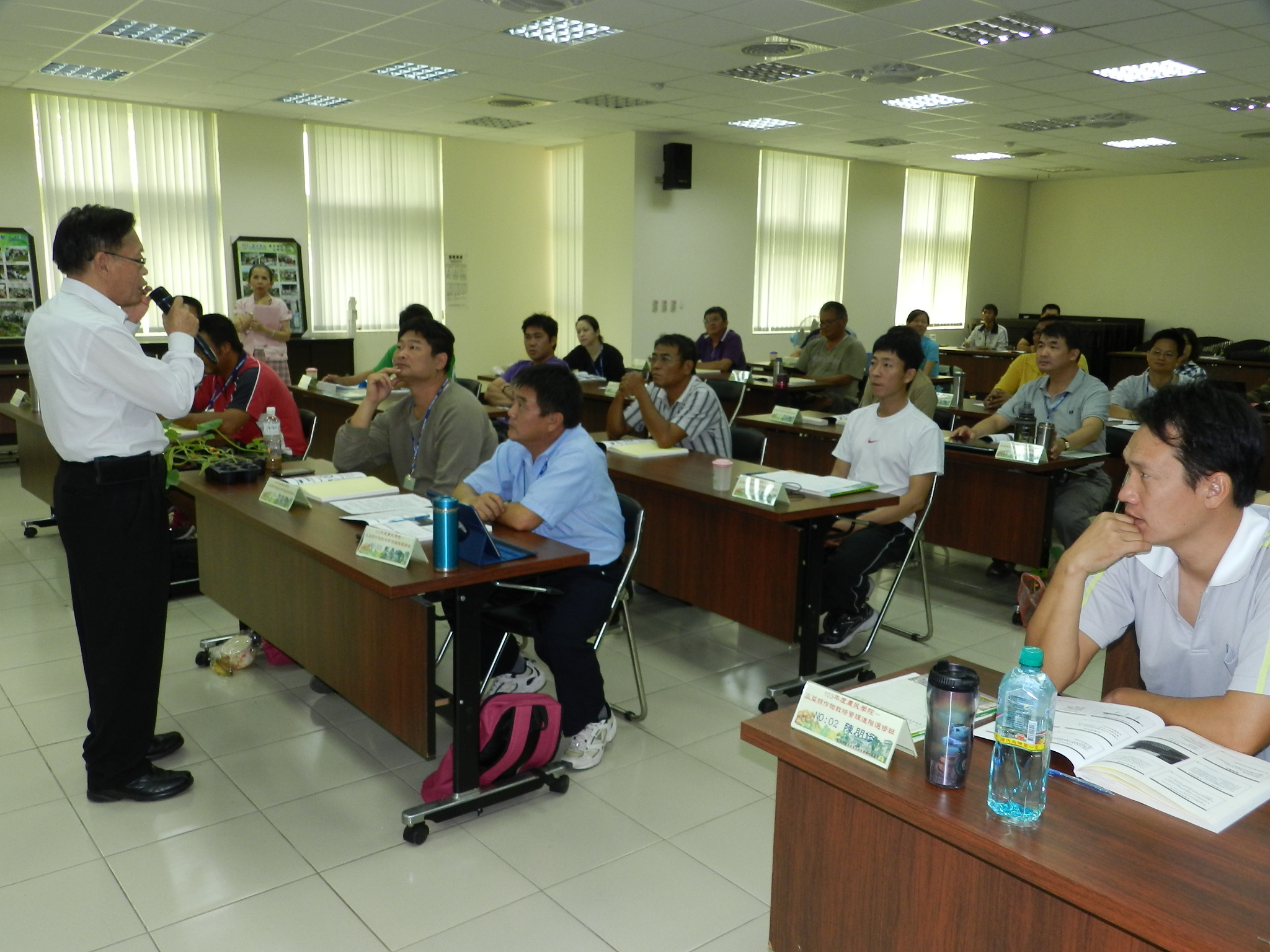 學員們專注聆聽黃場長精闢的農藥安全及有機栽培講座