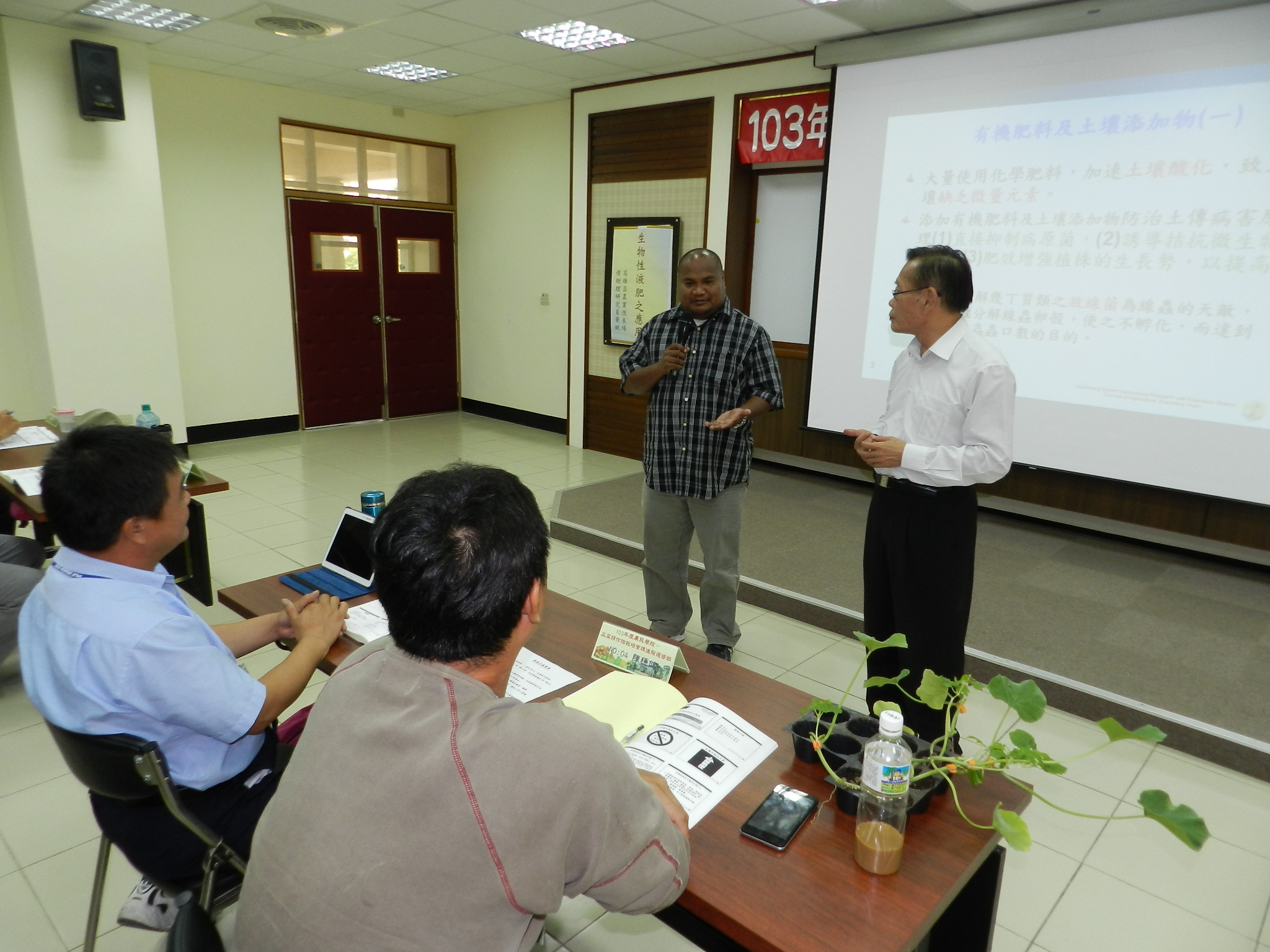 帛琉外賓蒞臨參訪觀摩訓練班上課情形向學員問候