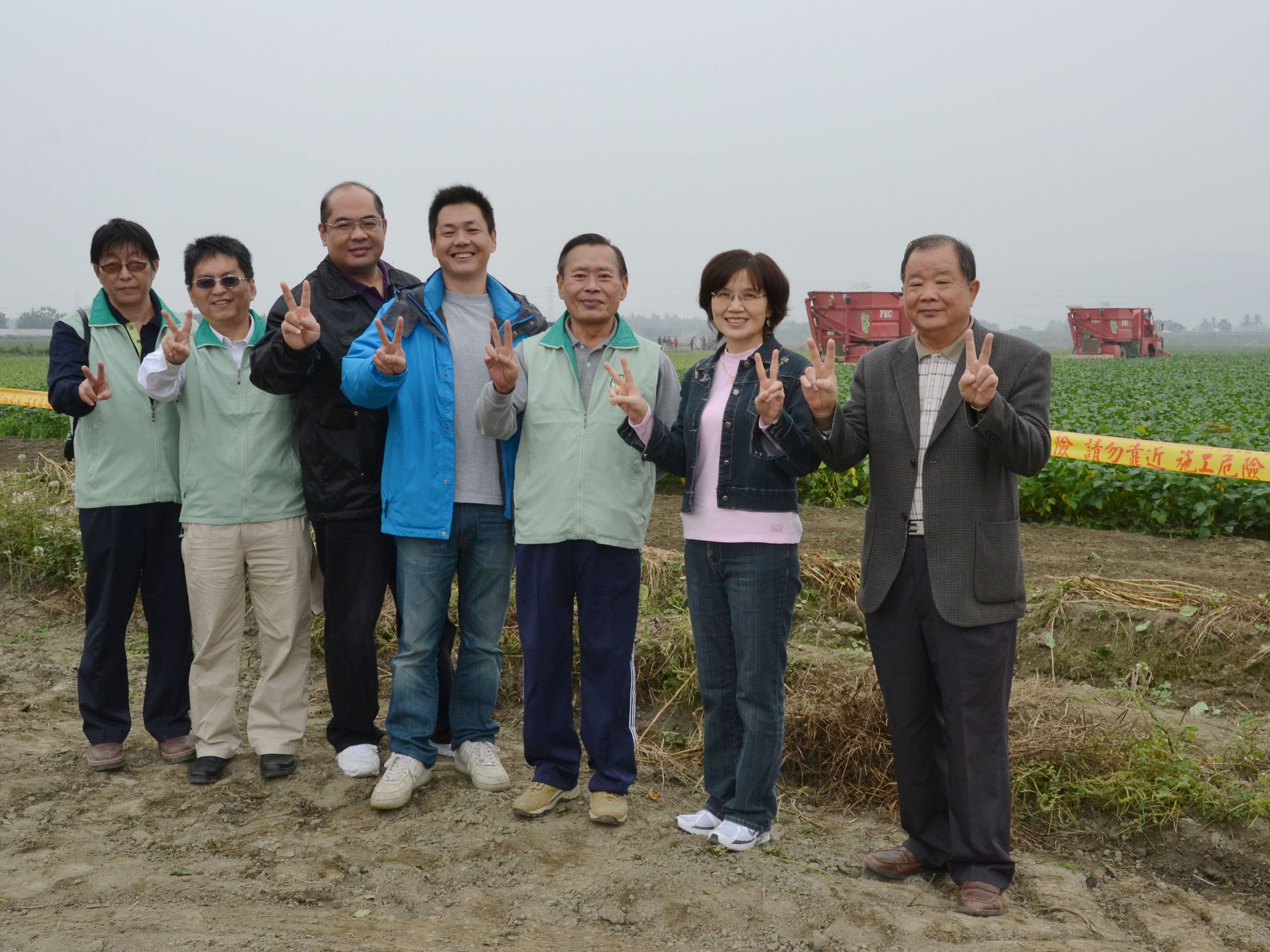 農糧署林麗芳副署長(右2)、高雄場黃場長(右3)及台灣區冷凍蔬果工業同業公會劉貴坪理事長一同參與百賢農產公司的採豆活動。