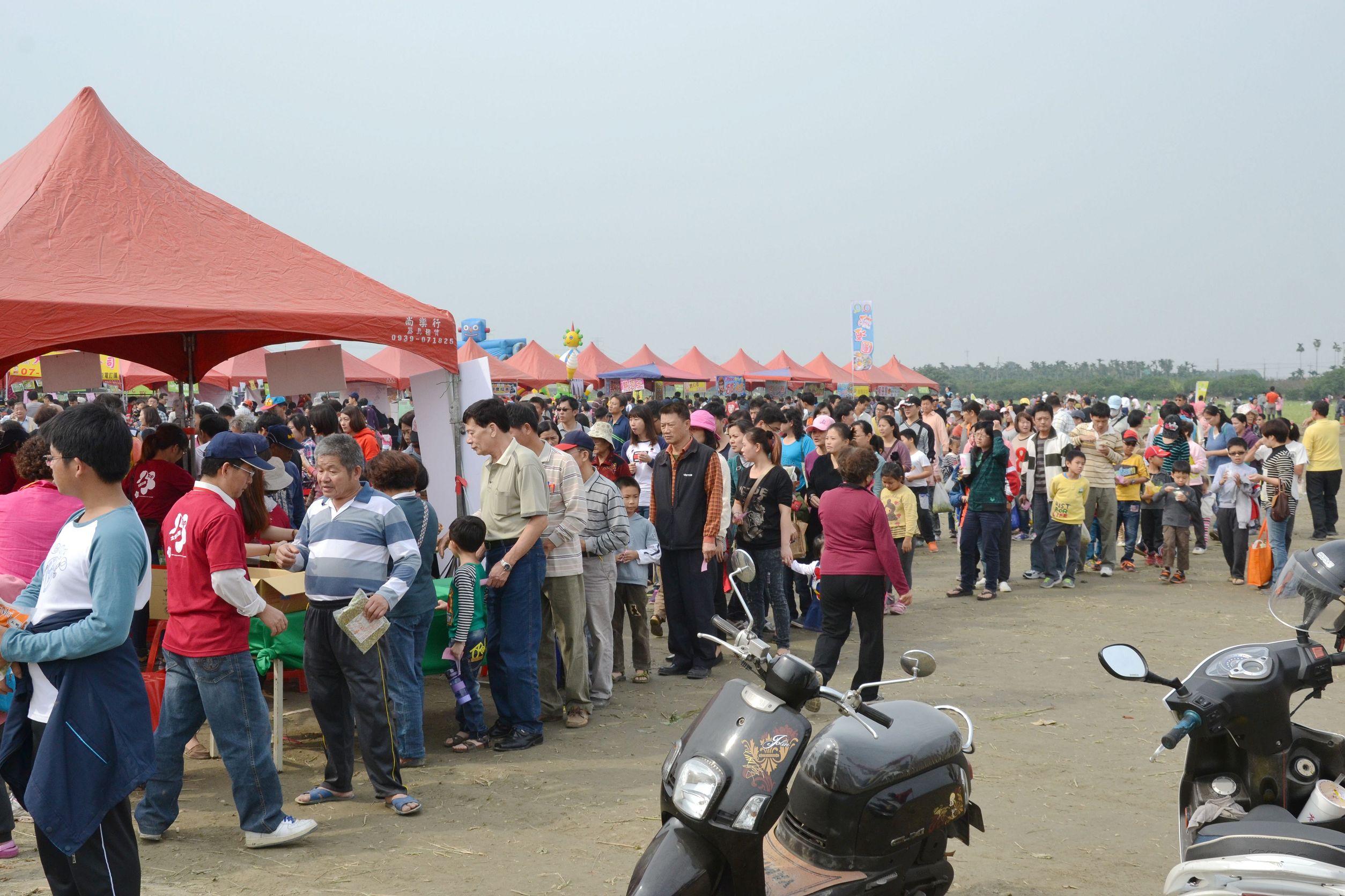 「2014毛豆文化祭－魔豆傳奇 綠金尋寶趣」民眾大排長龍索取2,000包毛豆。