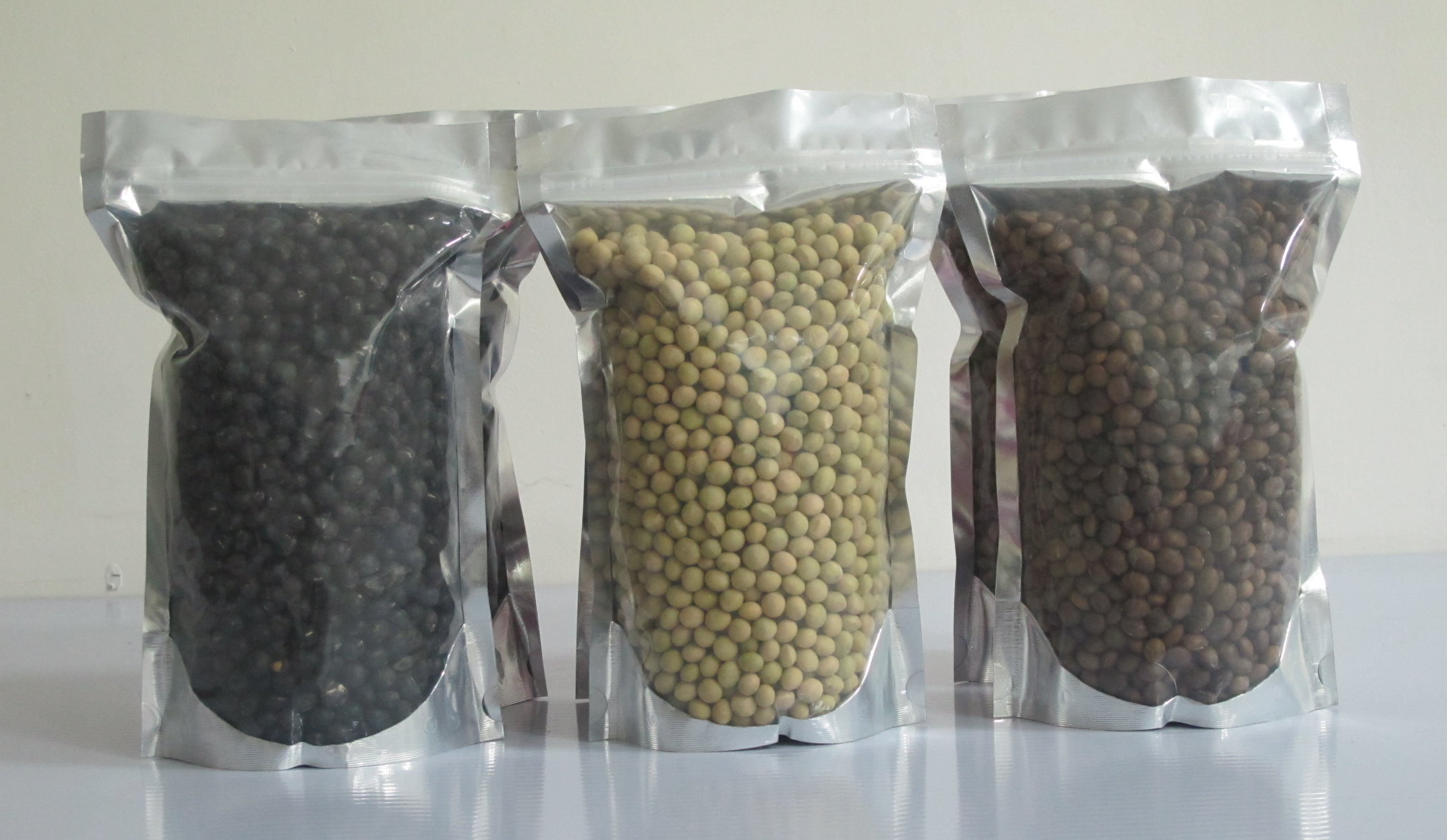 國產大豆多元化品種：高雄7號黑豆(左)、高雄12號黃豆(中)、高雄11號茶豆(右)