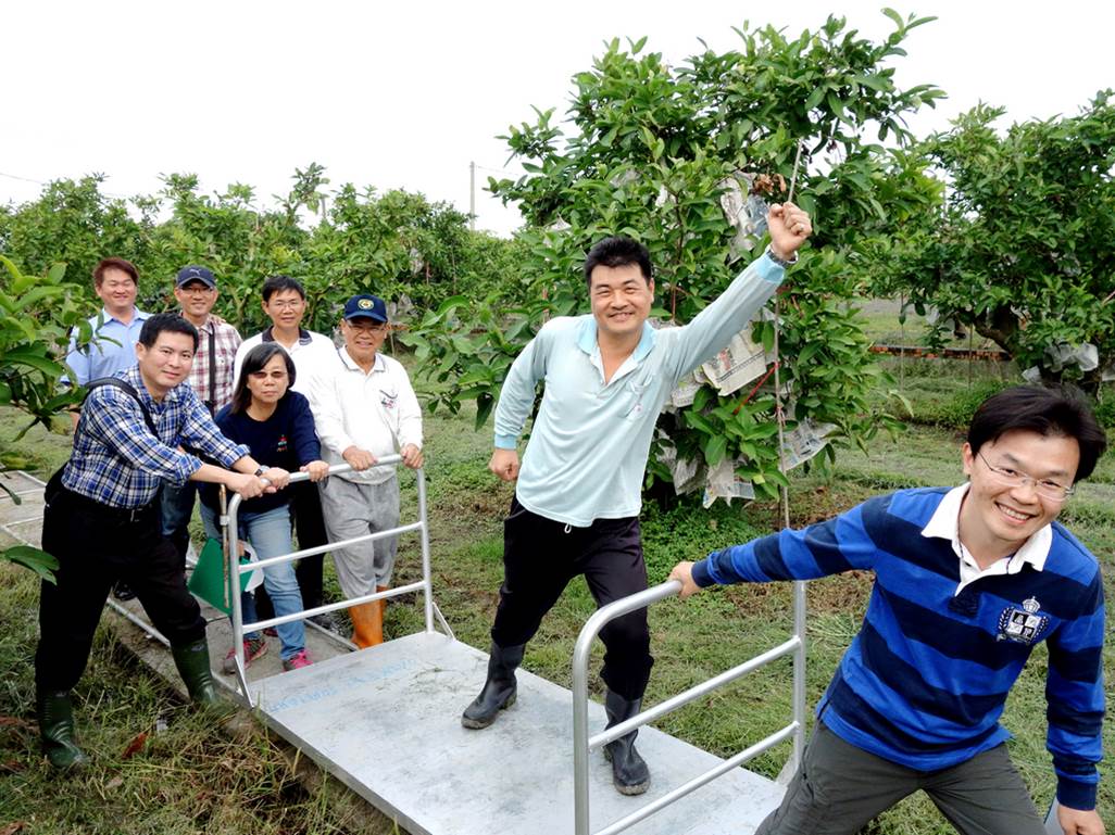 蓮霧優質管理果園評鑑小組於冠軍蓮霧園與黃國洋合影
