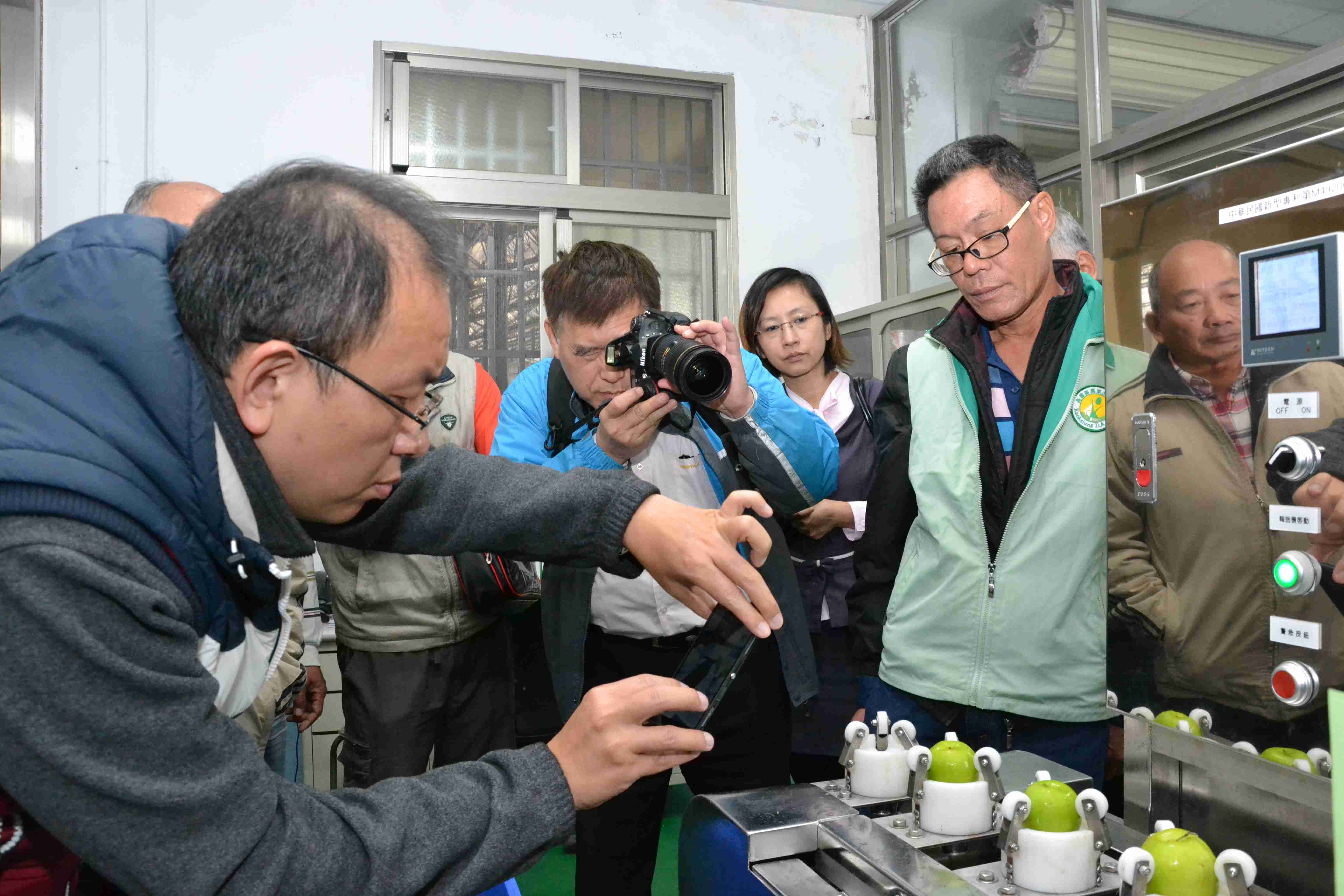 與會人士對高雄場所研發的電動式果實去籽機顯現高度興趣