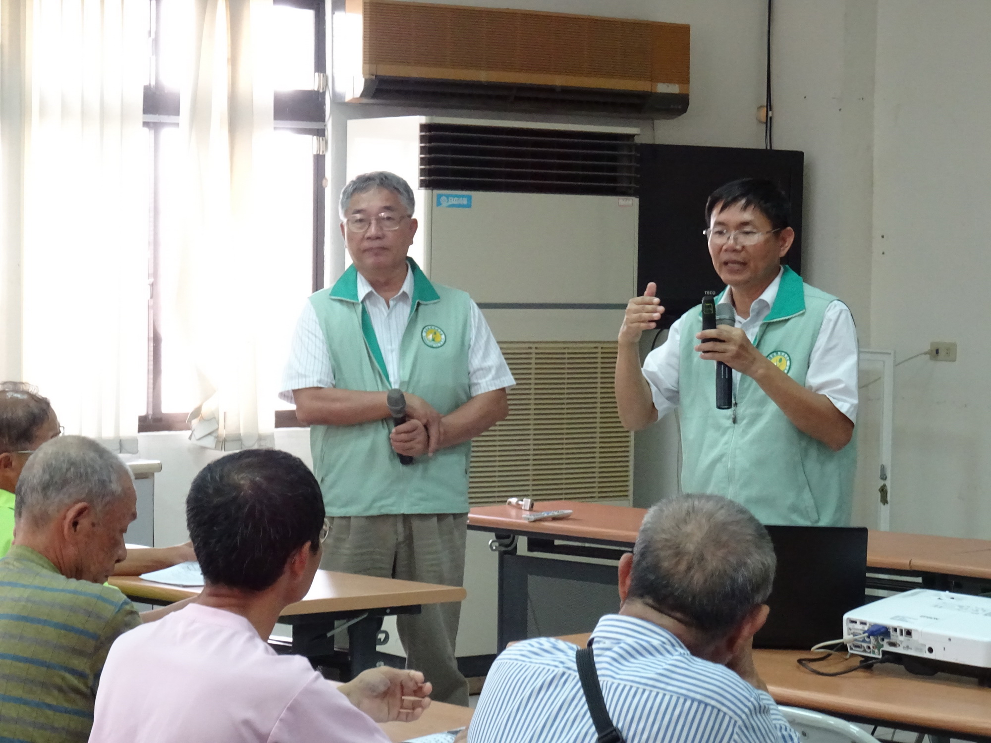 賴榮茂課長(右)回答颱風後蓮霧催花的問題