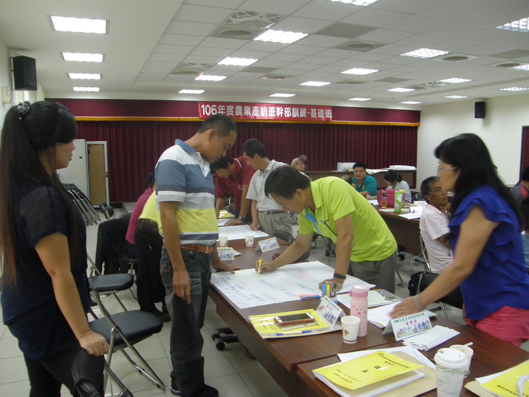 各組學員腦力激盪解決問題