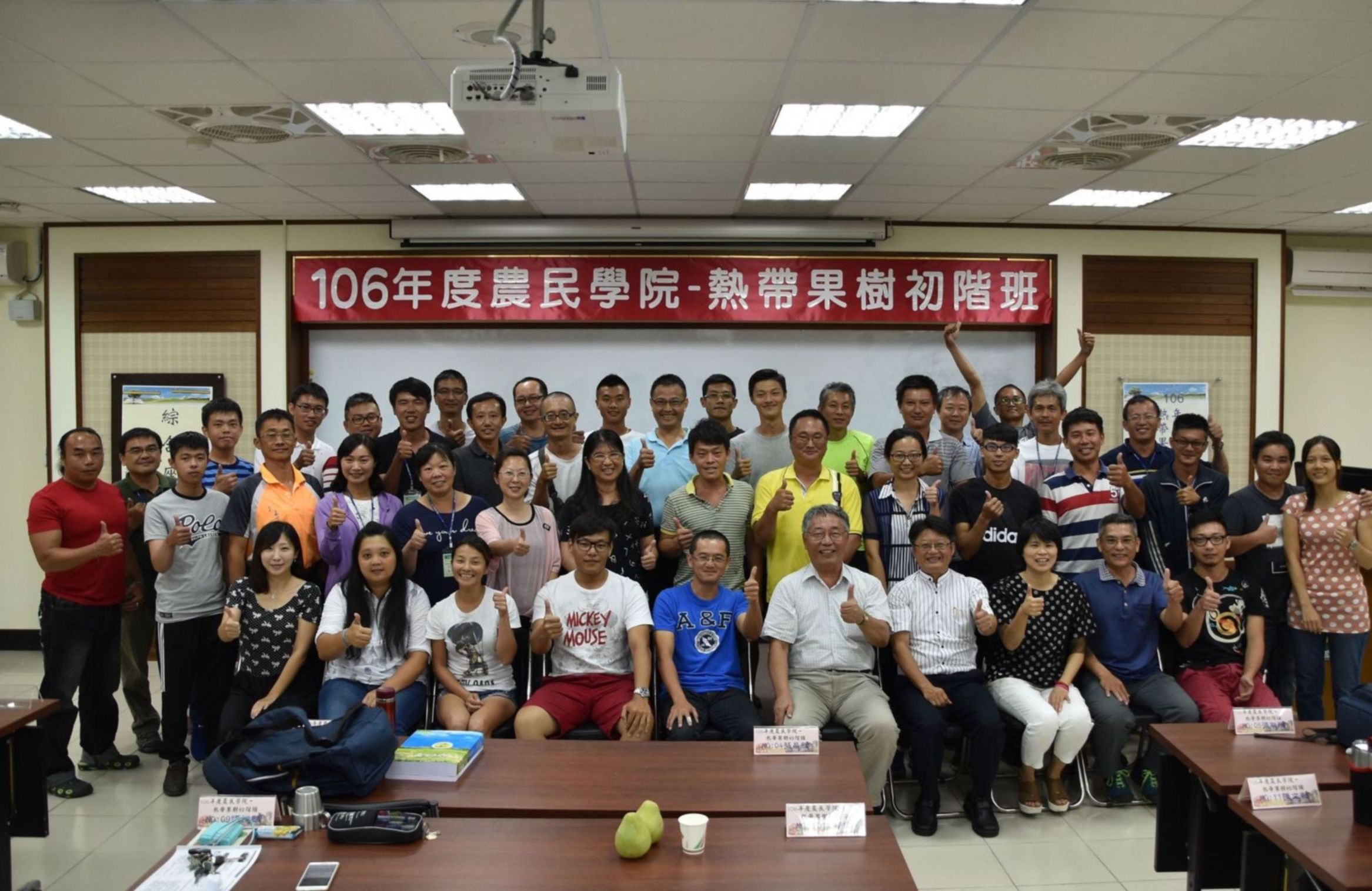 初階班學員於結訓座談後與林場長及服務團隊合影留念