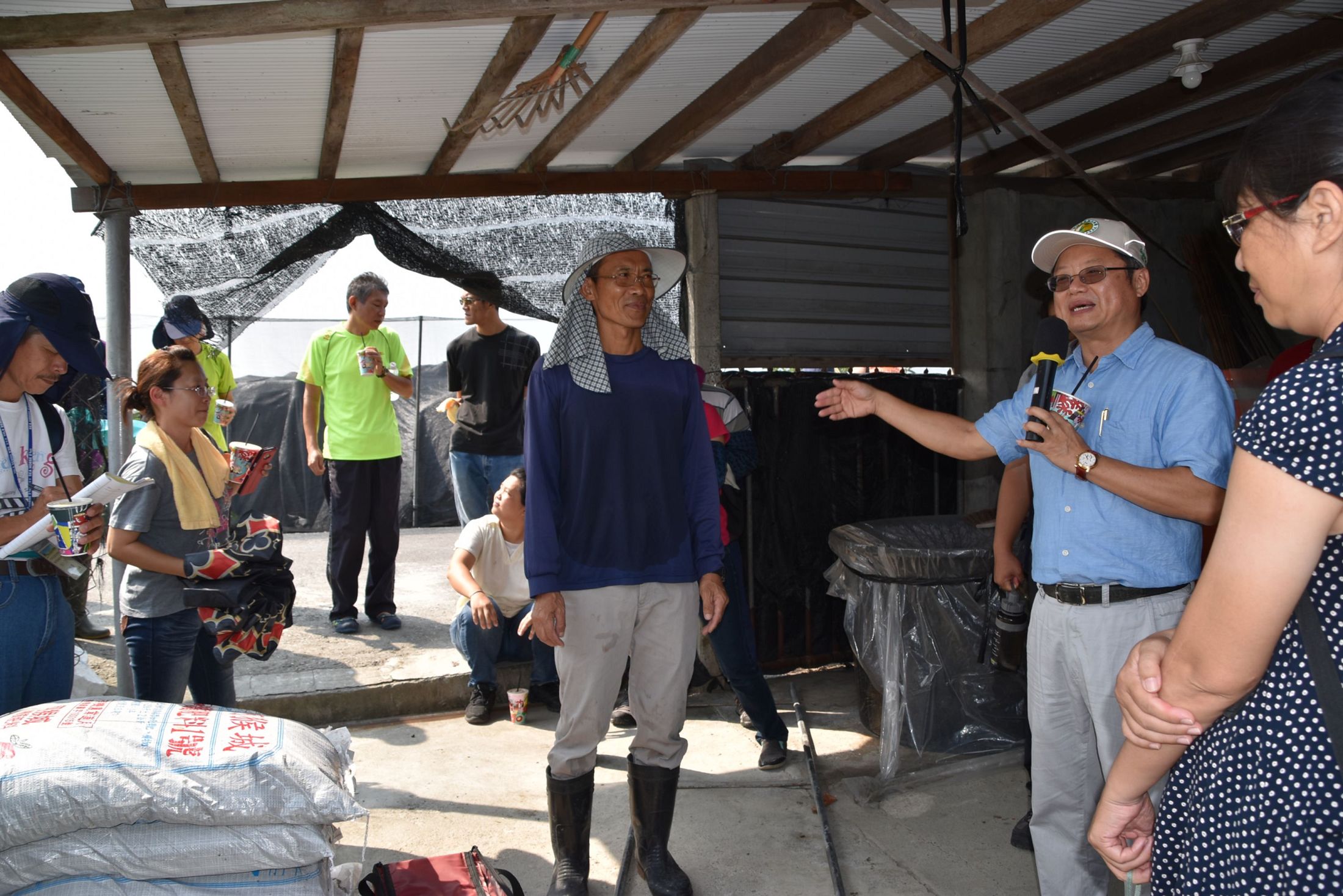 熱帶果樹傑出農友產業觀摩,吳志文課長向學員介紹東港鎮黃進文農友的經營成果。