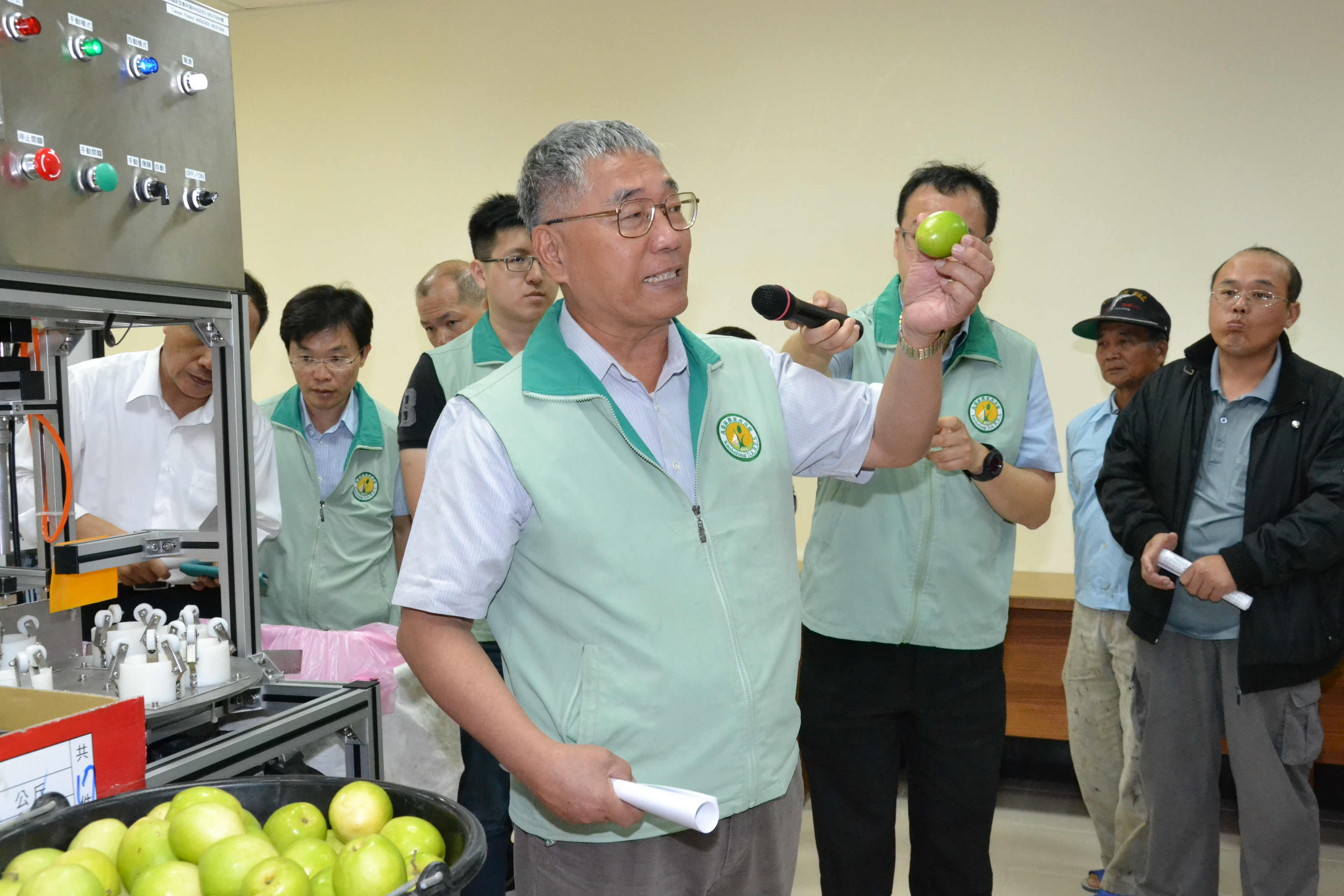 高雄場林場長表示高屏地區生產的蜜棗乾使用優良品質的蜜棗製成