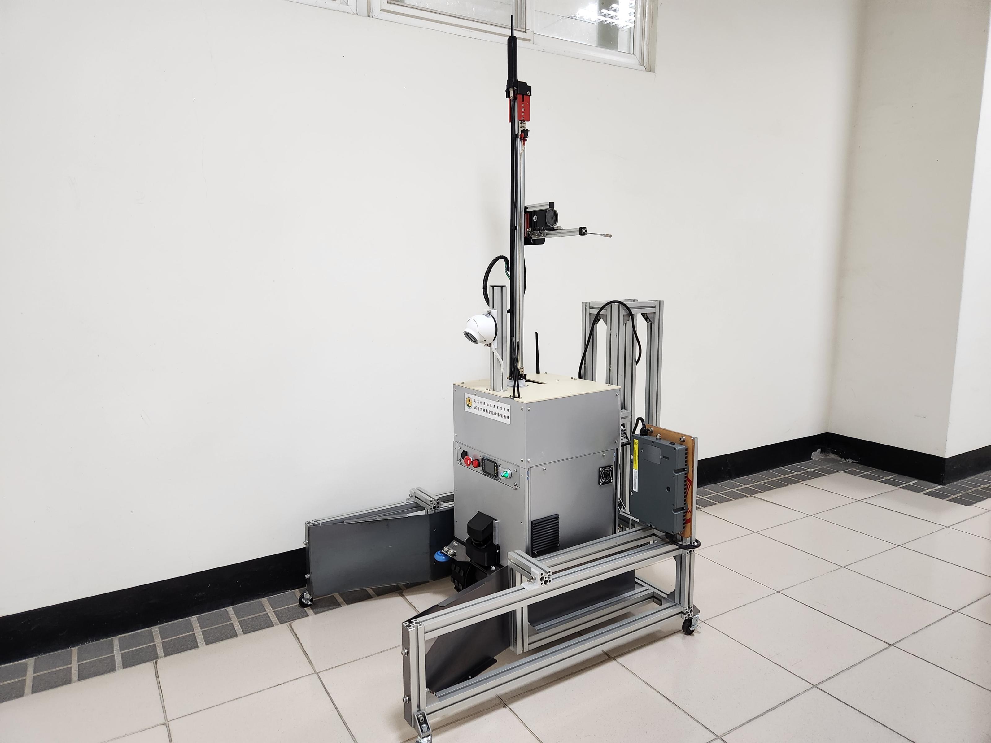 自主移動智慧病害辨識精準噴藥機及充電樁