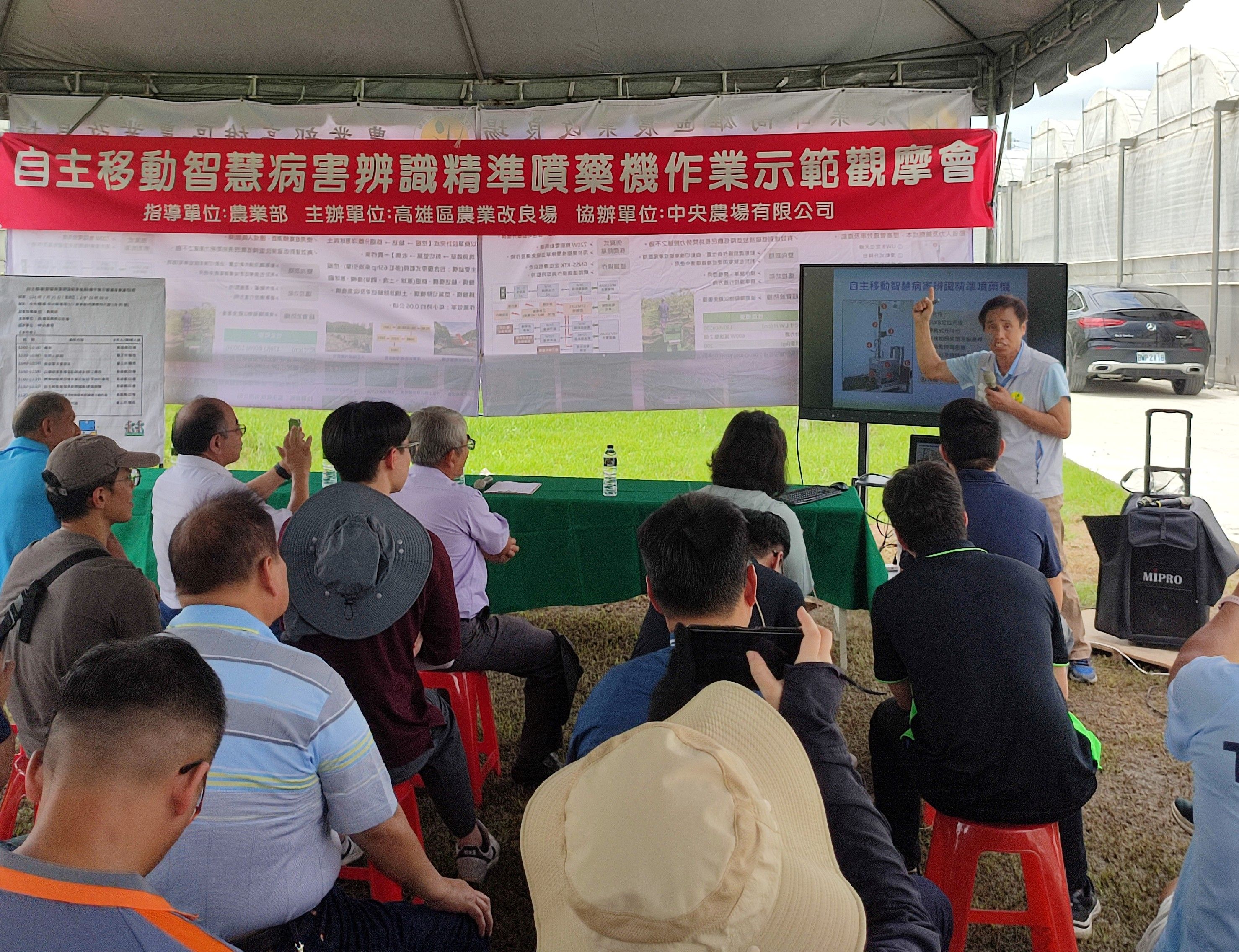 潘光月副研究員解說自主移動噴藥機特性
