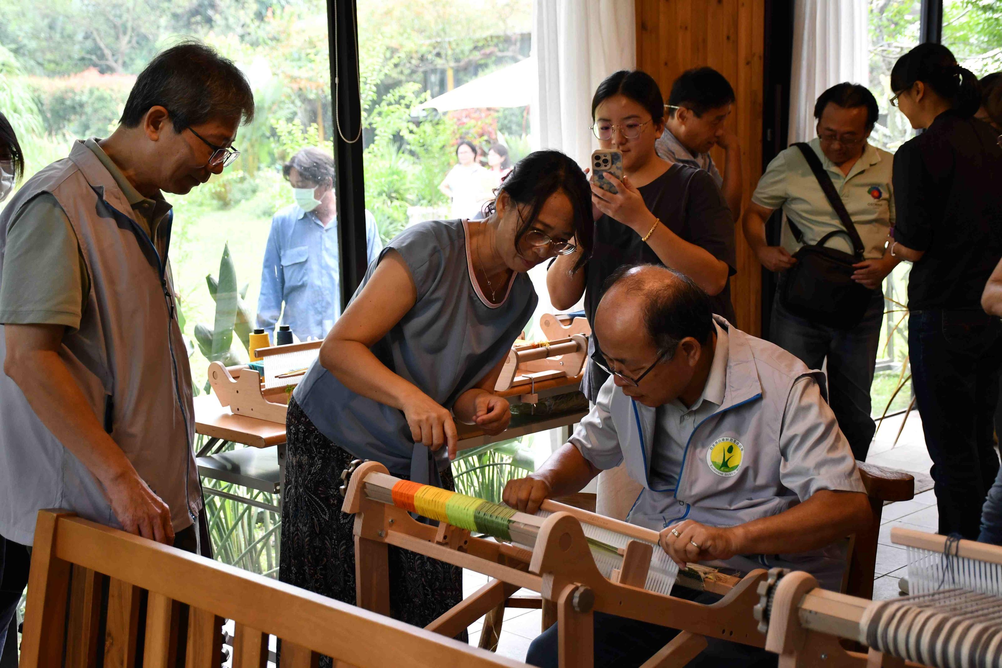 羅場長親自操作編織機