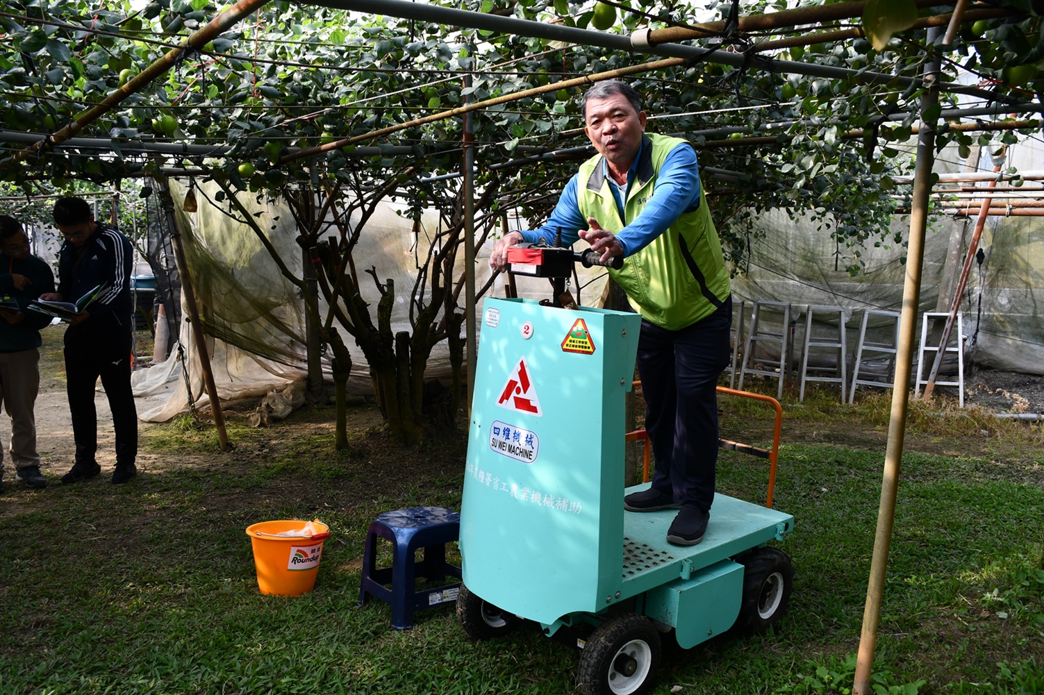 賴隆溪導入電動升降機應用於田間管理，有效降低勞力負擔。