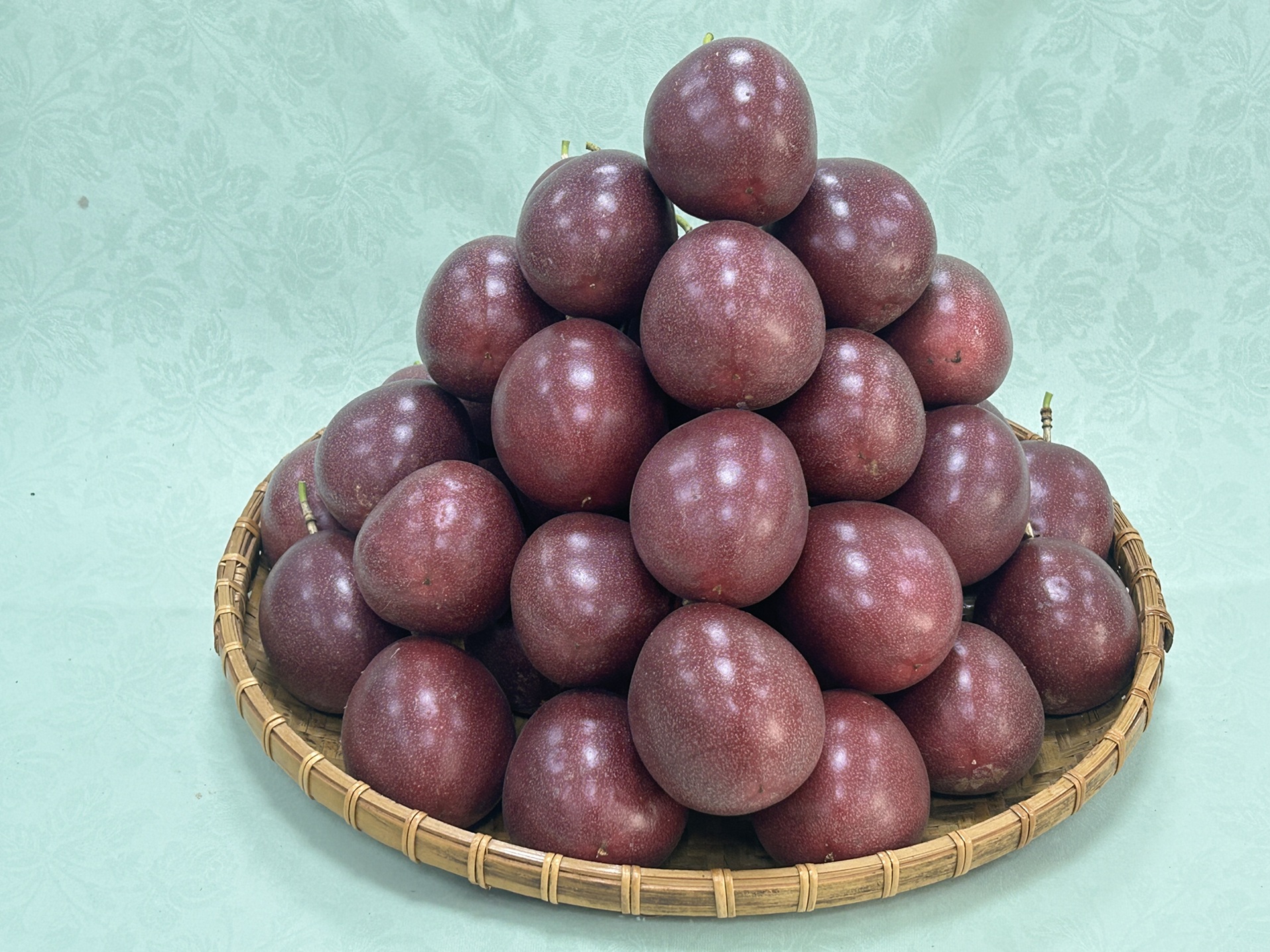 張莉美的冠軍百香果果皮亮麗、果汁飽滿、香氣馥郁