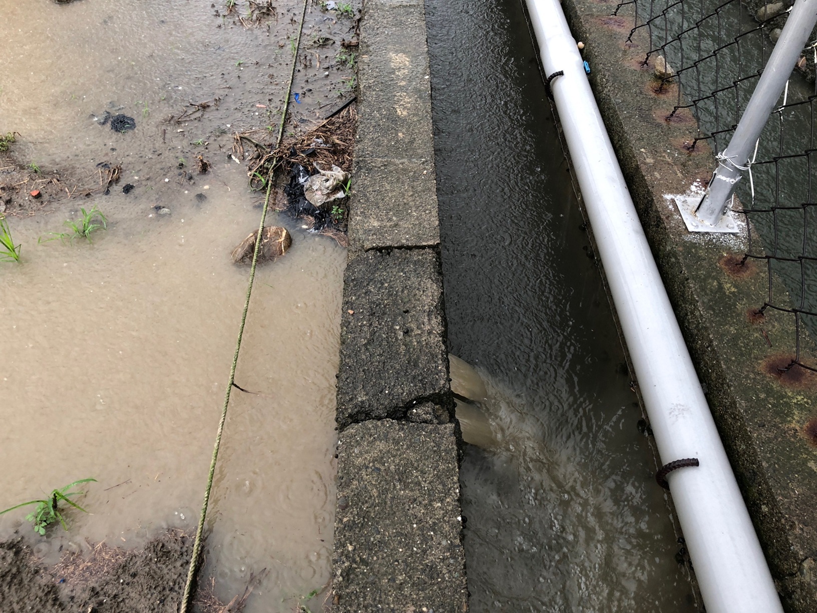 豪雨過後須檢修排水溝渠道設施，以維持排水系統暢通。