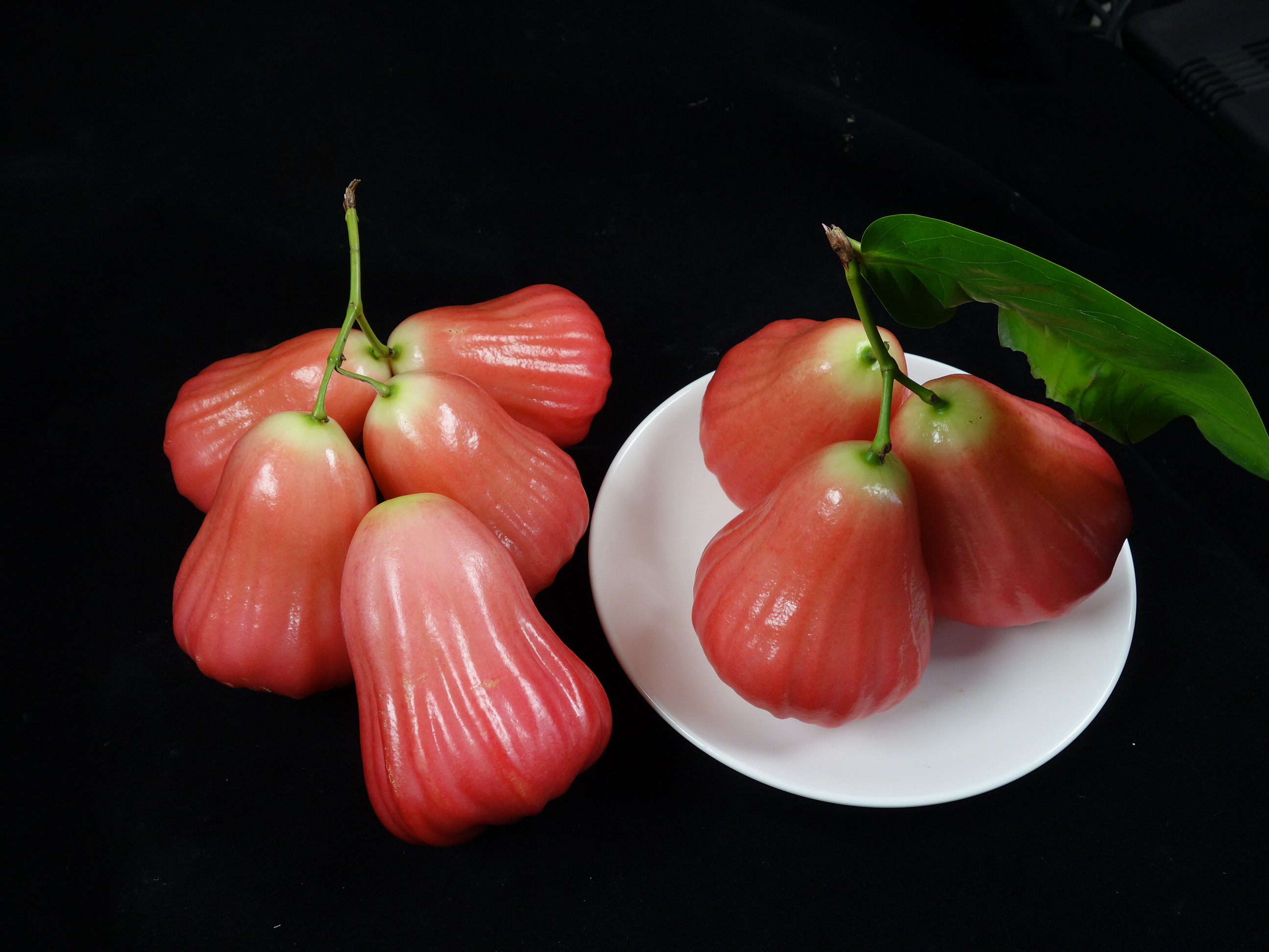 蓮霧‘高雄2號-春之桃’皮薄無渣感，口感細緻又多汁，又稱作「水蜜桃蓮霧」。