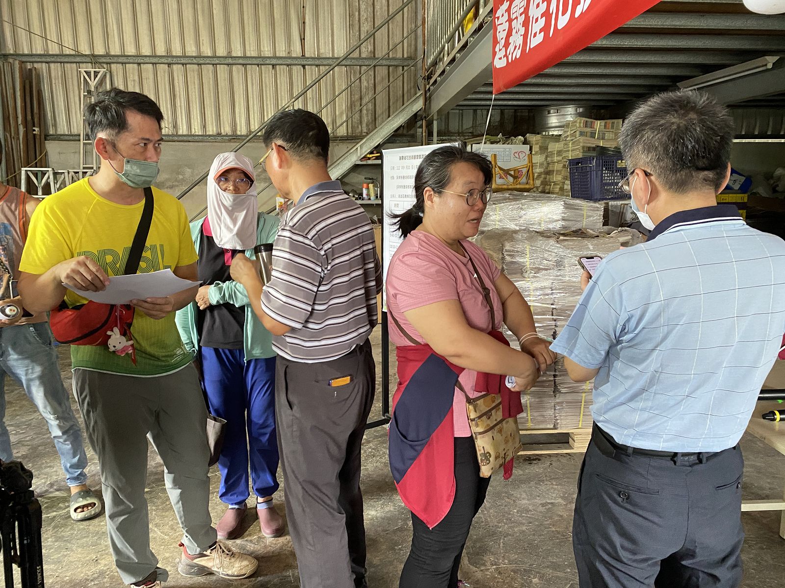 互動熱絡場長協助解答問題