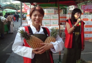 屏東吉祥鳳梨(台農17號金鑽鳳梨)於台北希望廣場上市發表展示促銷活動，聘請奧運跆拳金牌國手陳詩欣小姐代言