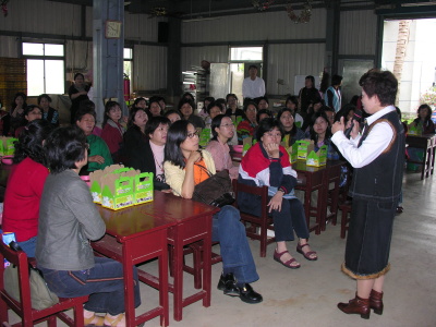 台南縣農會程督導美津講授田媽媽班副業經營與行銷
