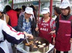 學員認真學習製作便當菜