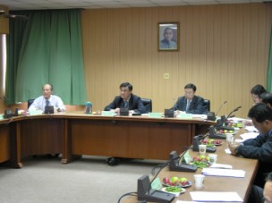 蘇主委嘉全(中).黃處長裕星(右).黃場長賢良(左)與各級主管進行簡報情形 蘇主委嘉全(中).黃處長裕星(右).黃場長賢良(左)與各級主管進行簡報情形