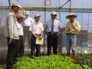 視察華山有機農場聽取蔡華山場主(右一)解說