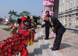 祥獅獻瑞，黃場長與蘇主委致贈紅包討個好彩頭