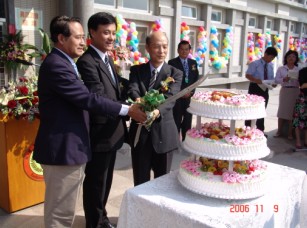 黃場長與蘇嘉全主委(中)、曹啟鴻縣長(左)一同切蛋糕，慶祝104週年場慶