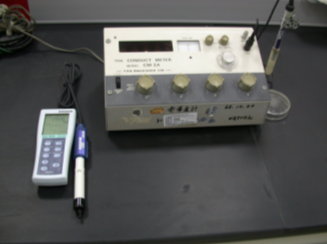 土壤中鹽分是否過高，可測定土壤飽和抽出液的電導度(圖左為手持式電導度計，右為桌上型電導度計)