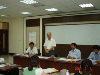 開訓典禮由本場黃場長賢良 (左二) ,農村發展基金會戴董事長振耀(右二)共同主持