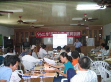 與會農友聚精會神聆聽